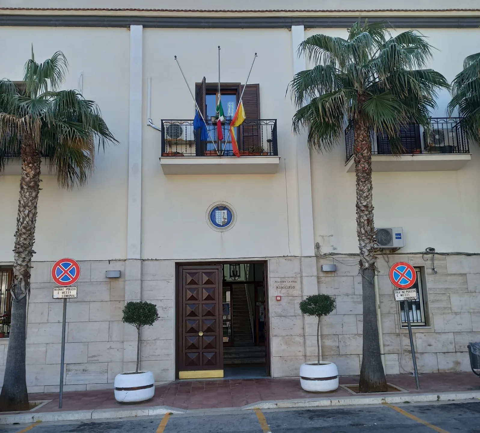 bandiere a mezz’asta Comune Terrasini2